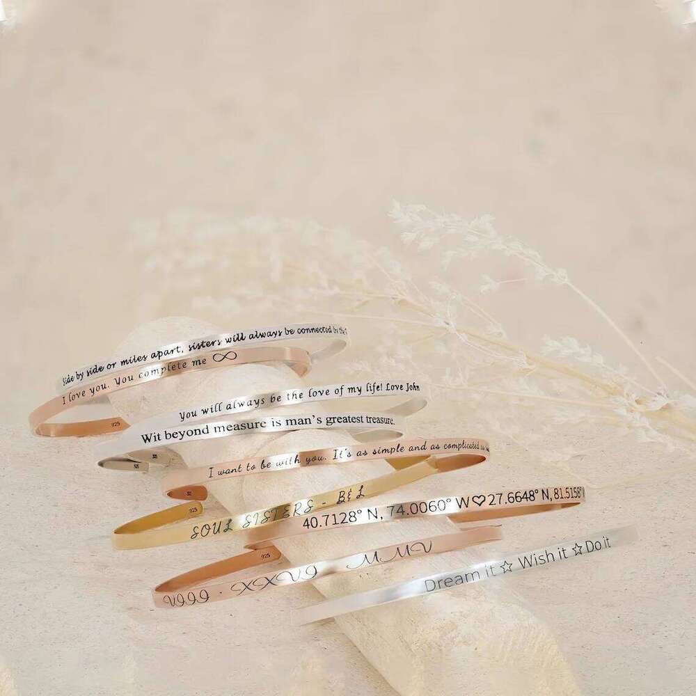 Custom Name Engraved Bracelet Women Best Holiday Gifts Jewelry Personalized Cuff Bracelets Mom Christmas Gift for Her Z260123
