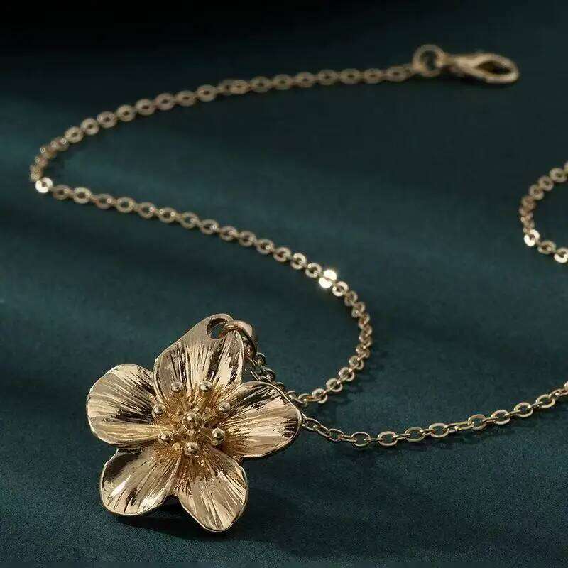 Goddess Festival gift, Hand-cCast Pendant Necklace Alloy Plated Gold Flower Necklace, Stylish Jewelry Accessories for Wom Z260123
