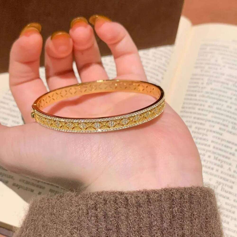 Charm dignified bracelet for women diamond inlay hollow out antique gold craftsmanship light luxury exquisite bangles jewelry Z260123
