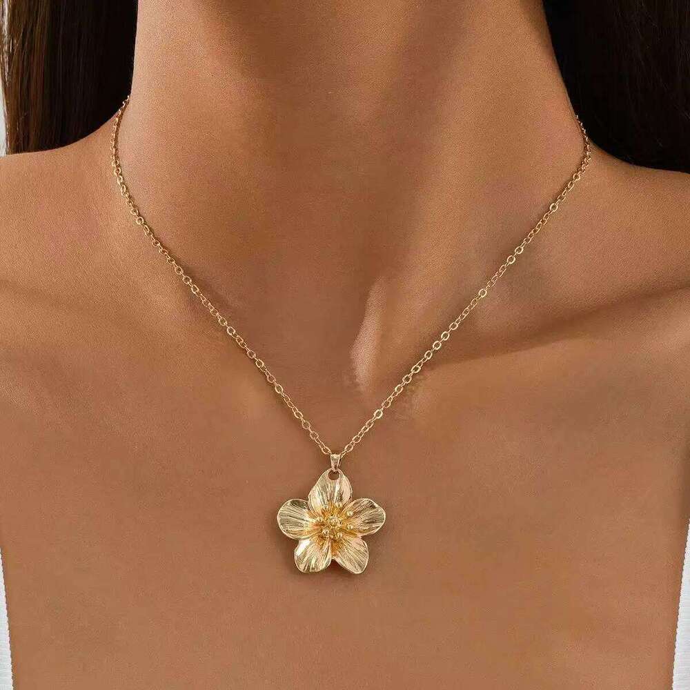 Goddess Festival gift, Hand-cCast Pendant Necklace Alloy Plated Gold Flower Necklace, Stylish Jewelry Accessories for Wom Z260123