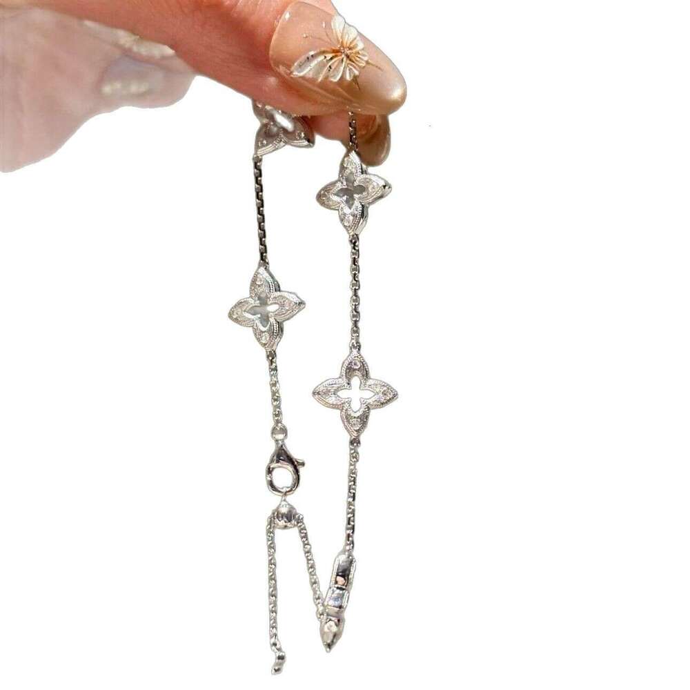 Clover Fashion Fashion Hollow Bracelet For Women Brushed Pointed Rhinestones Vintage French Style 18K Plated Four-leaf Flower Jewelry With Tassels