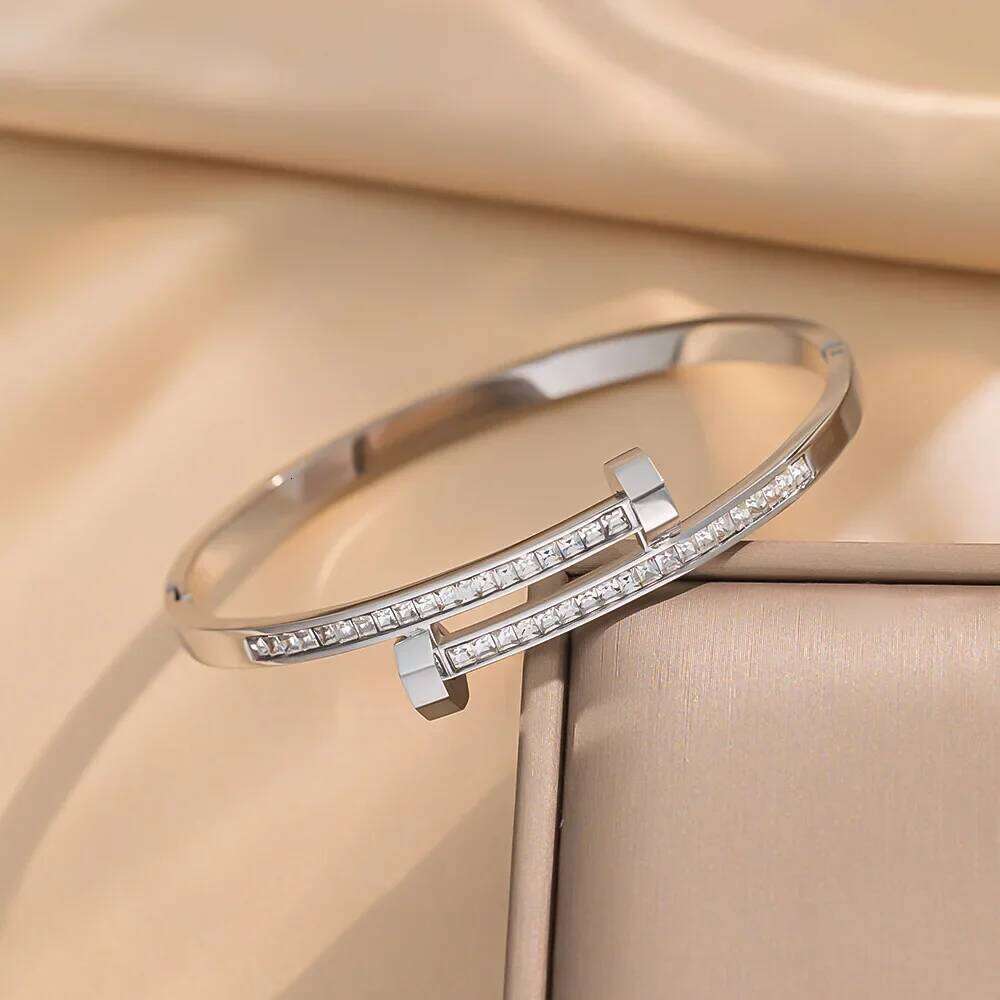 Exquisite Copper and Zirconia Stainless Steel Open Stud Festive Party Daily Jewelry Elegant Bracelet For Women Z260123