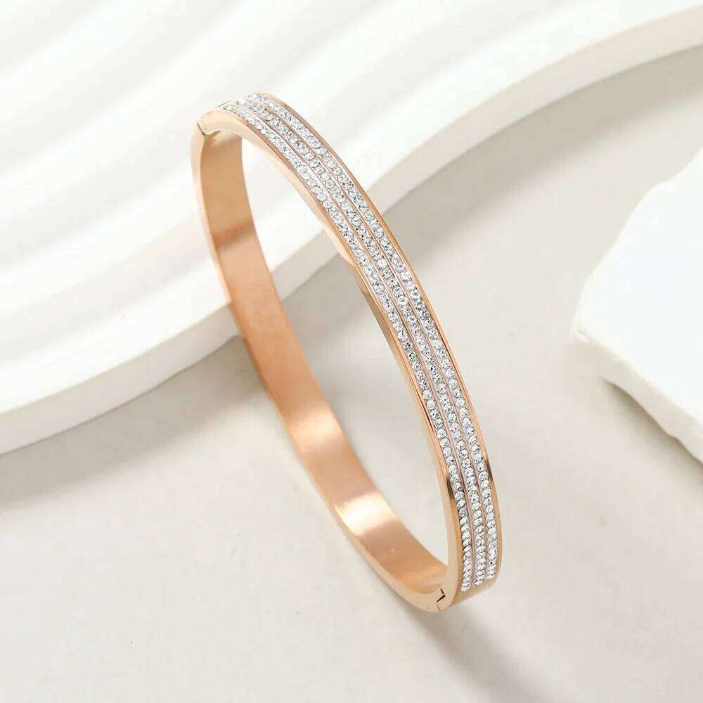 Temperamental starry sky titanium bracelet High-grade three-row rhinestone inlaid O-shaped buckle stainless steel jewelry Z260123