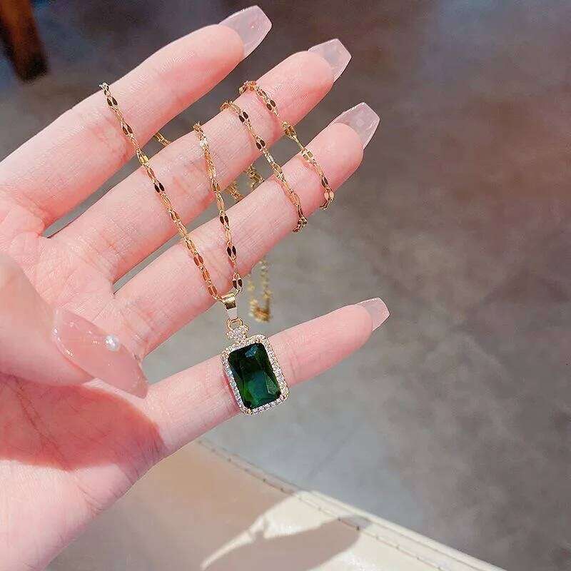 New In Vintage Luxury Green Perfume Bottle Necklaces For Women Classics Female Daily Wear Stainless Steel Neck Chain Jewelry Z260123