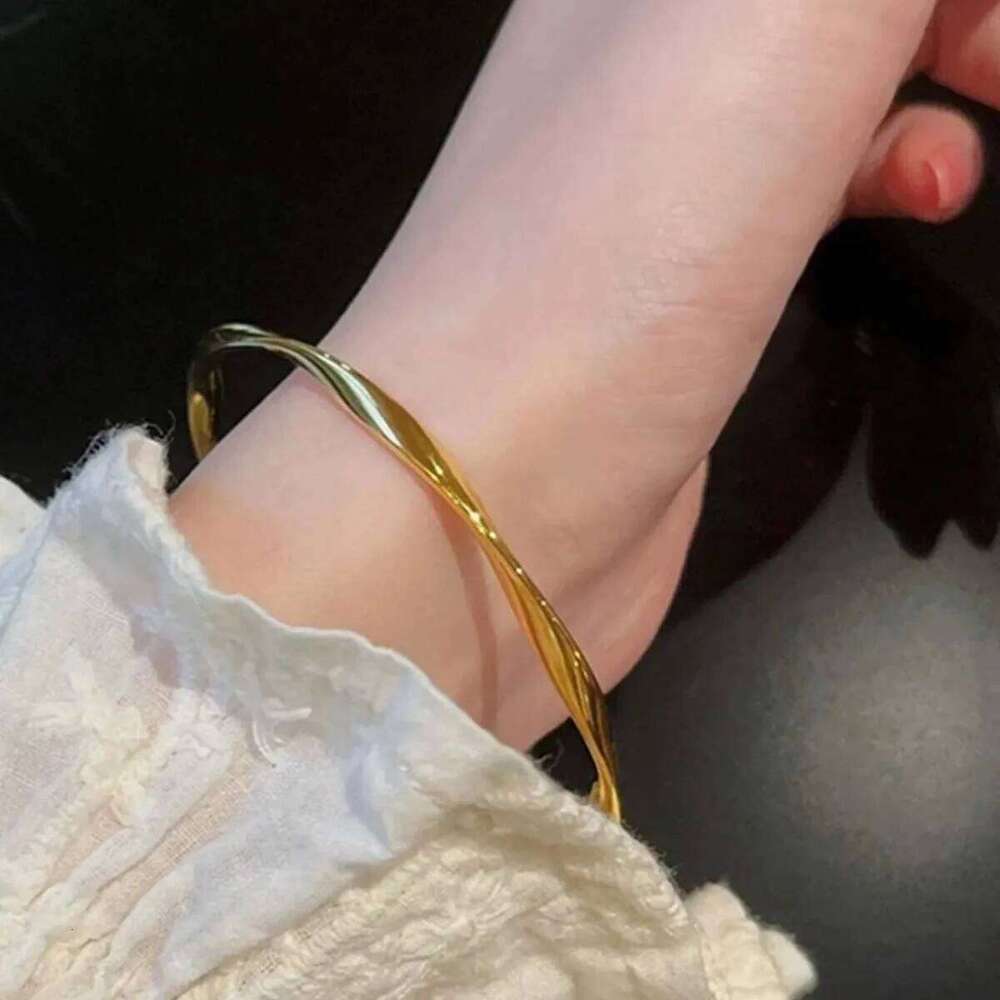 2025 New Simple Live Broadcast Hot Style Solid Mobius Closed Fashionable Versatile Bracelet Manufacturer Wholesale Z260123