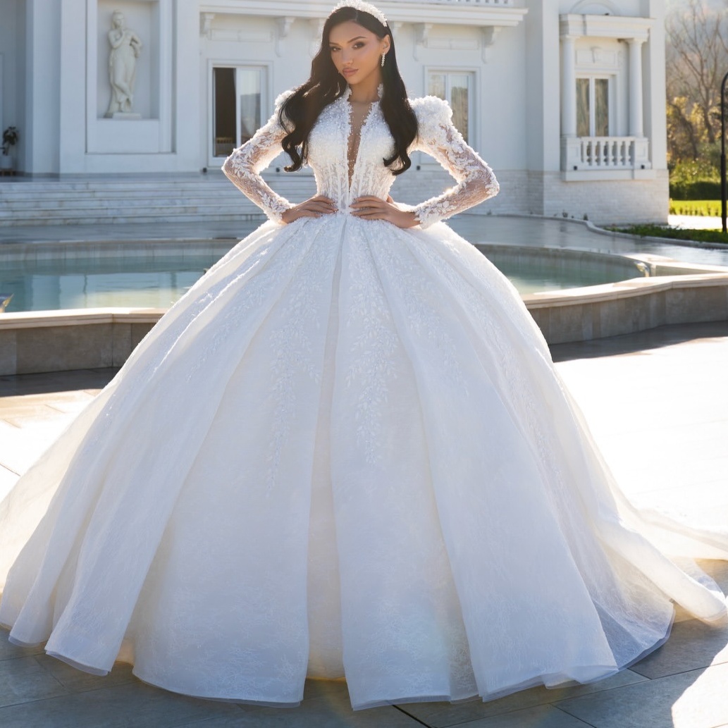 Gorgeous 2026 Ivory Ball Gown Wedding Dress Floral Lace Appliques Beaded Full Sleeves High Neck Vintage Bridal Gowns Dresses ZJ2390