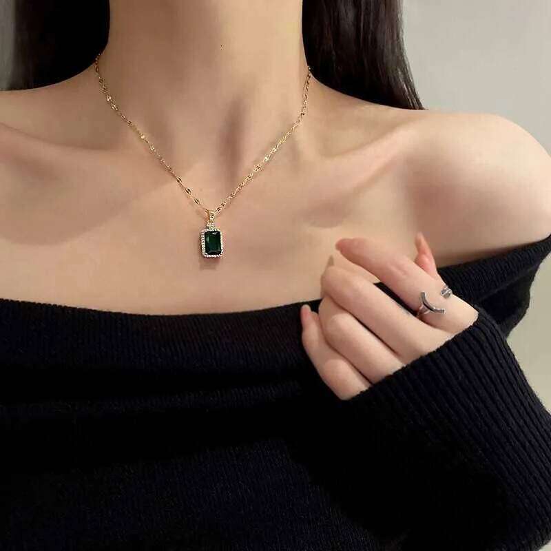 New In Vintage Luxury Green Perfume Bottle Necklaces For Women Classics Female Daily Wear Stainless Steel Neck Chain Jewelry Z260123