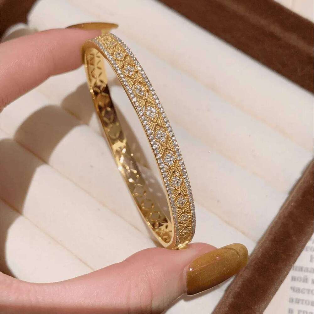 Charm dignified bracelet for women diamond inlay hollow out antique gold craftsmanship light luxury exquisite bangles jewelry Z260123