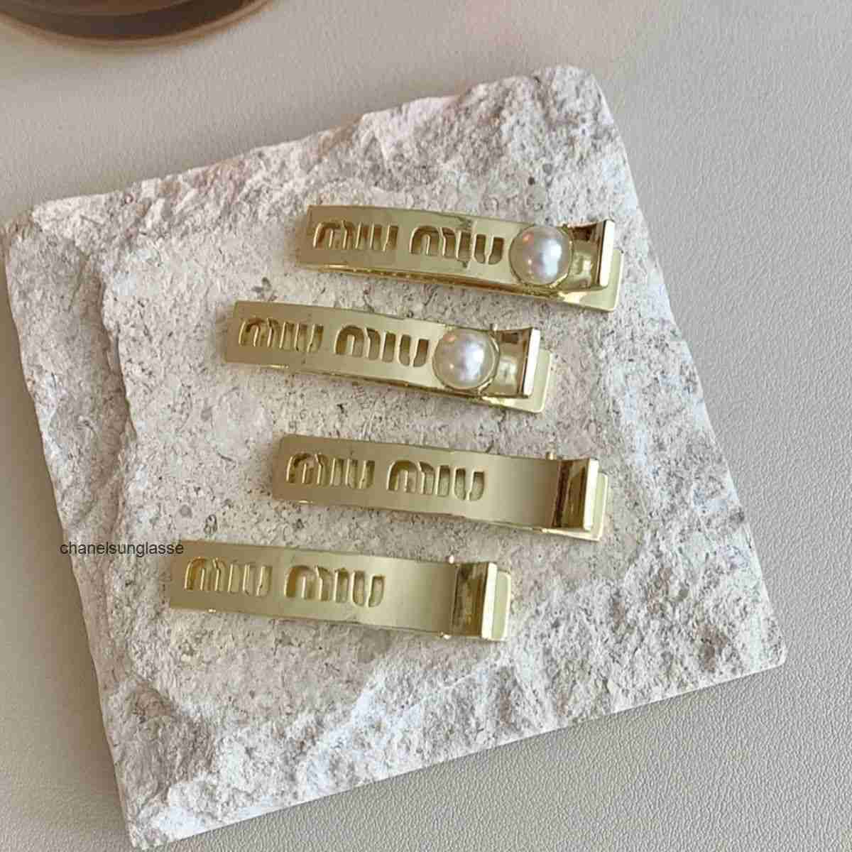 letter gold hollow pearl hairpin light luxury small side bangs accessories 1GM2 miumiue miumiu miu miu muimuu mui mui IN4U JL7N LRGX