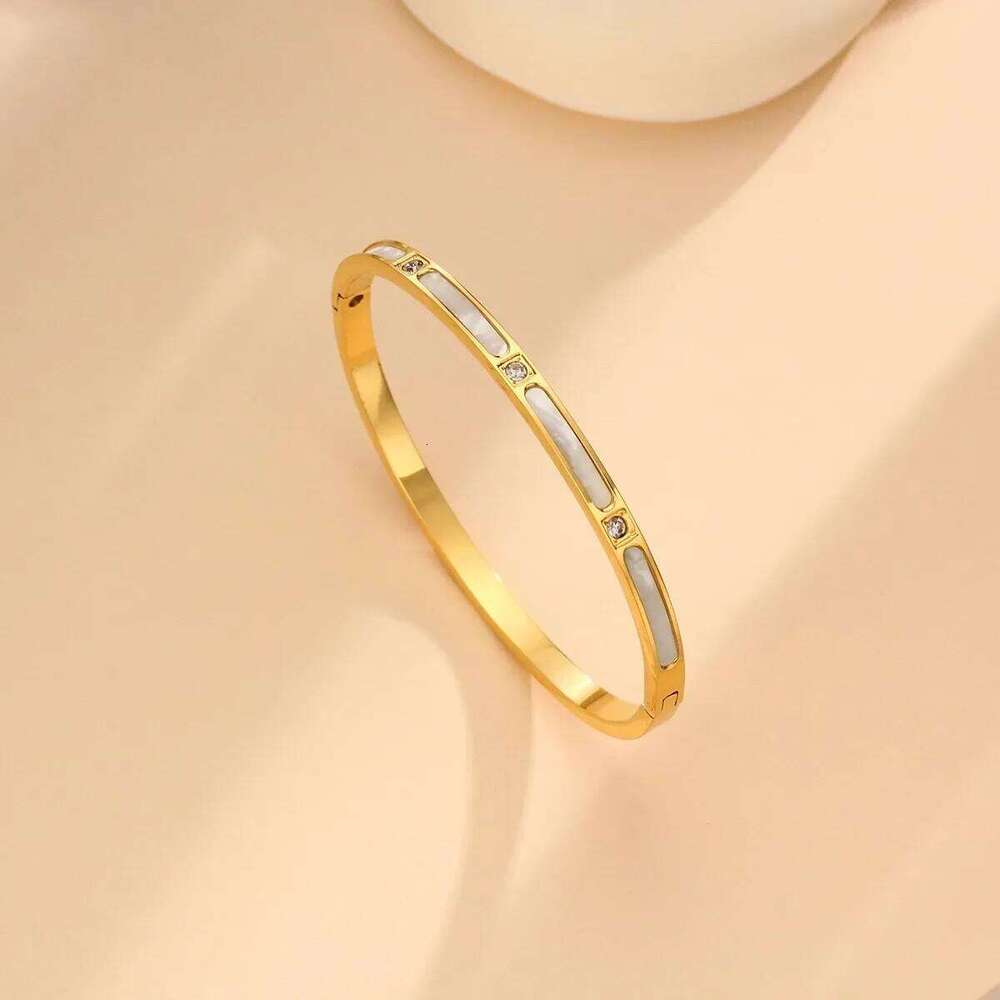 Women's luxury stainless steel bracelets, fashionable jewelry accessories Z260123