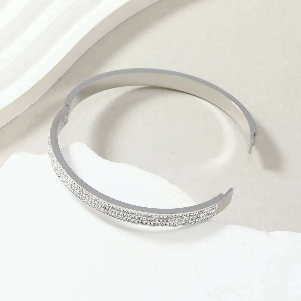 Temperamental starry sky titanium bracelet High-grade three-row rhinestone inlaid O-shaped buckle stainless steel jewelry Z260123