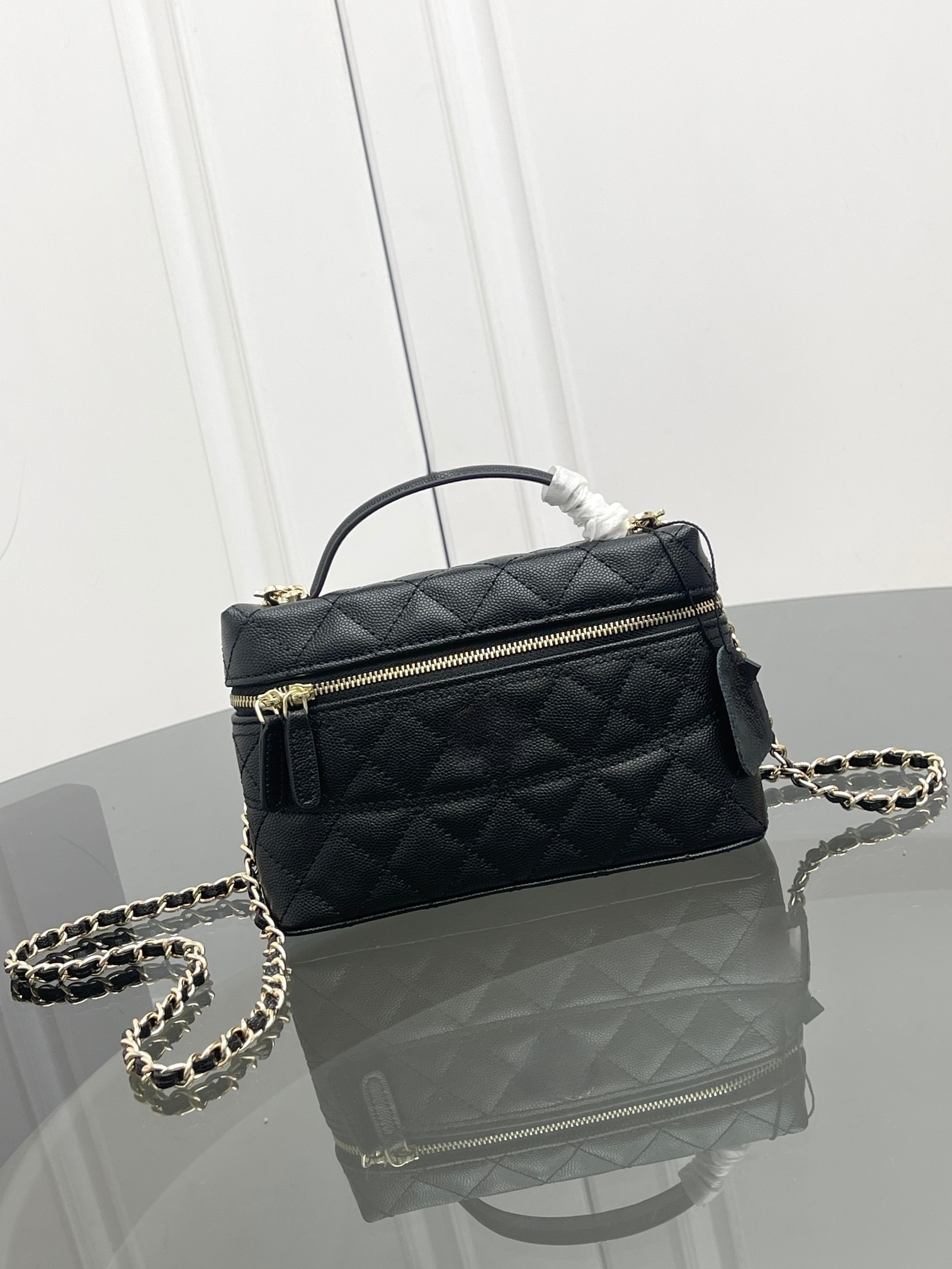Lady's vintage high-quality handbag, luxurious and elegant, premium crossbody bag
