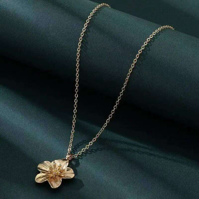 Goddess Festival gift, Hand-cCast Pendant Necklace Alloy Plated Gold Flower Necklace, Stylish Jewelry Accessories for Wom Z260123