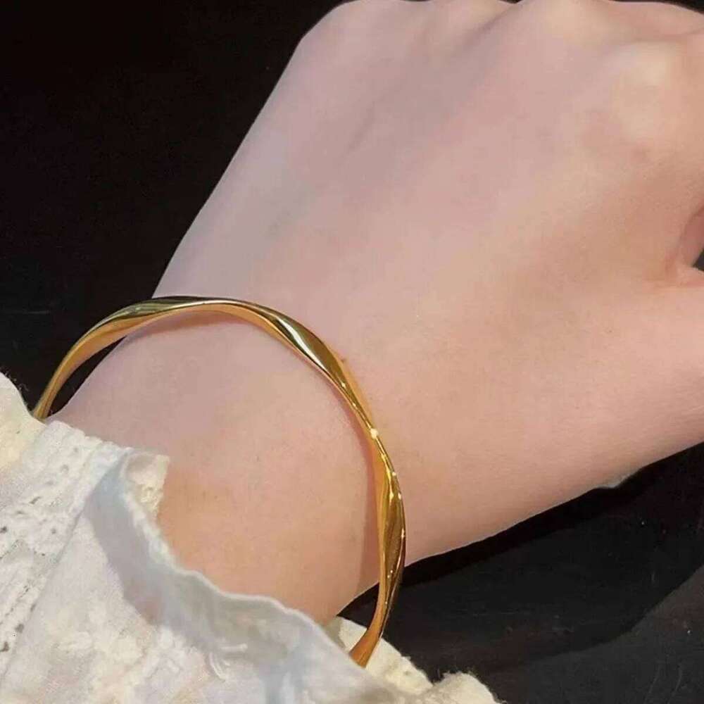 2025 New Simple Live Broadcast Hot Style Solid Mobius Closed Fashionable Versatile Bracelet Manufacturer Wholesale Z260123