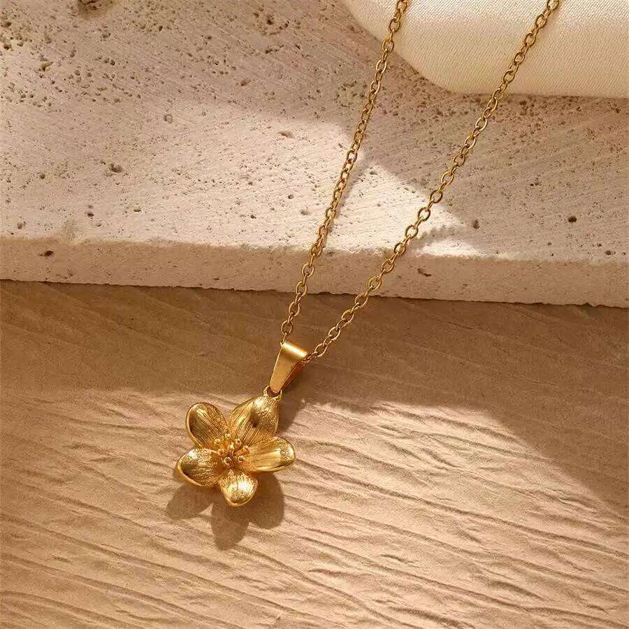 Goddess Festival gift, Hand-cCast Pendant Necklace Alloy Plated Gold Flower Necklace, Stylish Jewelry Accessories for Wom Z260123