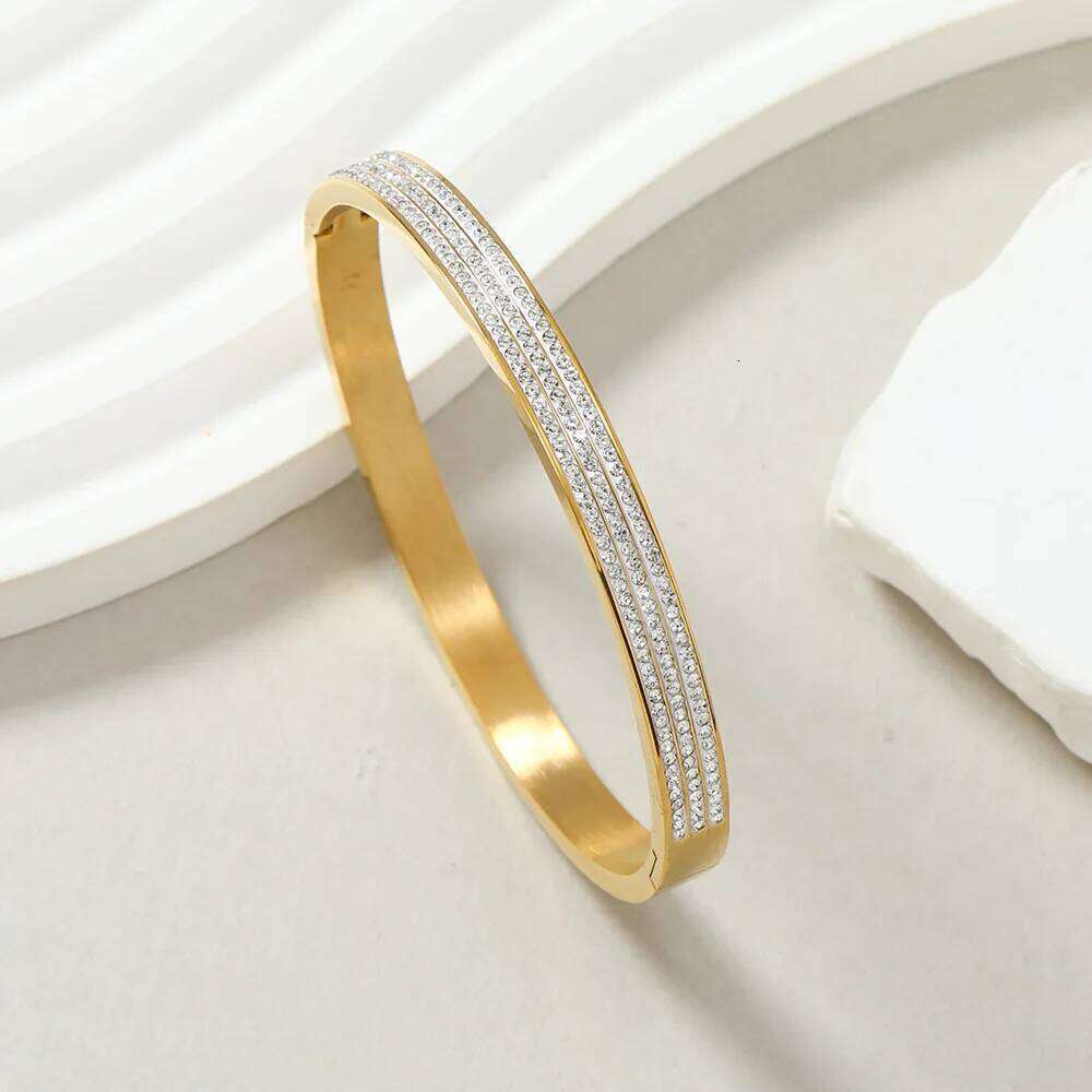 Temperamental starry sky titanium bracelet High-grade three-row rhinestone inlaid O-shaped buckle stainless steel jewelry Z260123