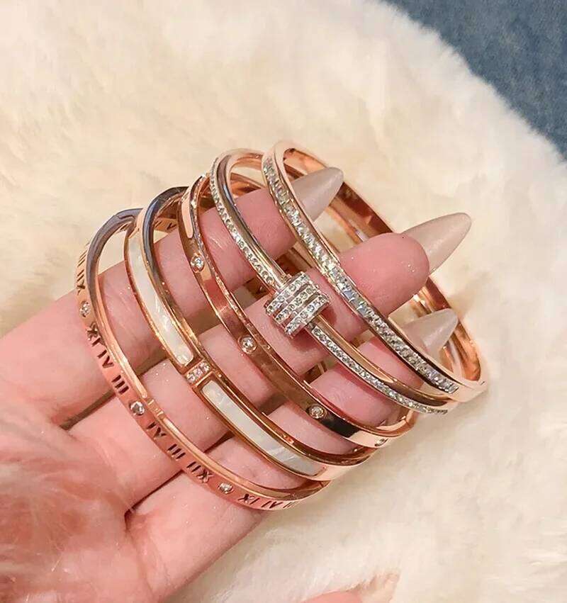 New Fashion Titanium Steel Sparking Zircon Banglle for Women Non-fade Light Luxury Niche Bracelet Wrist Jewelry Gift Z260123