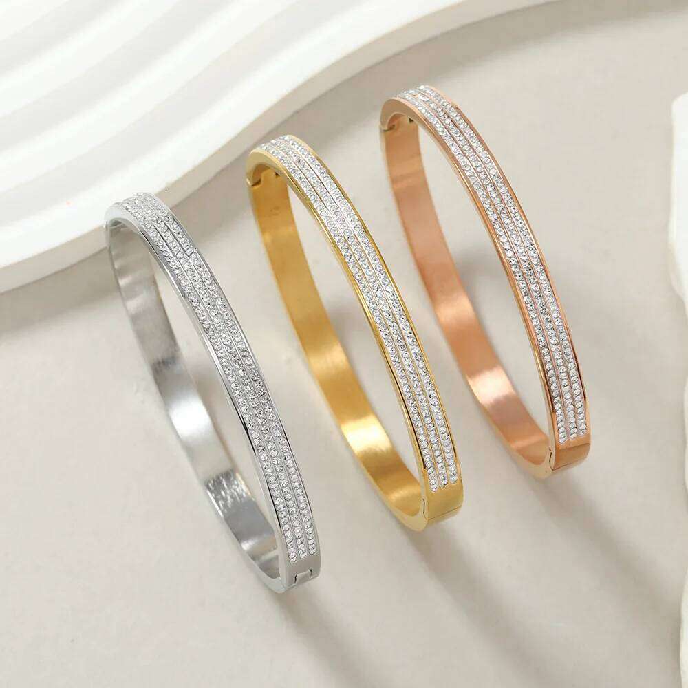 Temperamental starry sky titanium bracelet High-grade three-row rhinestone inlaid O-shaped buckle stainless steel jewelry Z260123