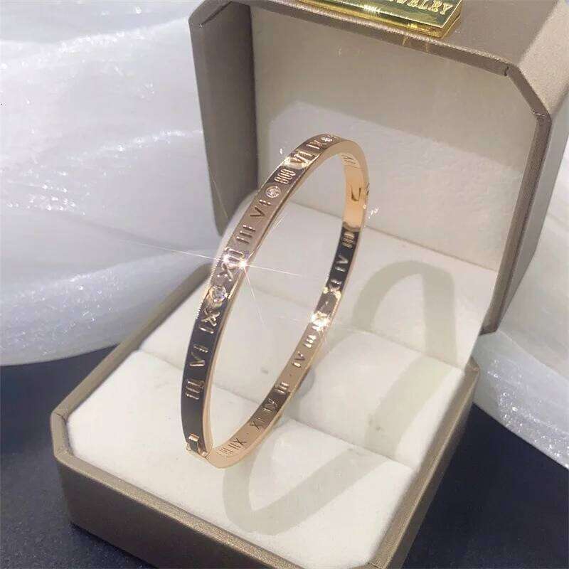 Stainless Roman Numeral Women's 18k Gold Titanium Steel Set with Zircon Bracelet for women Gift Jewelry Z260123