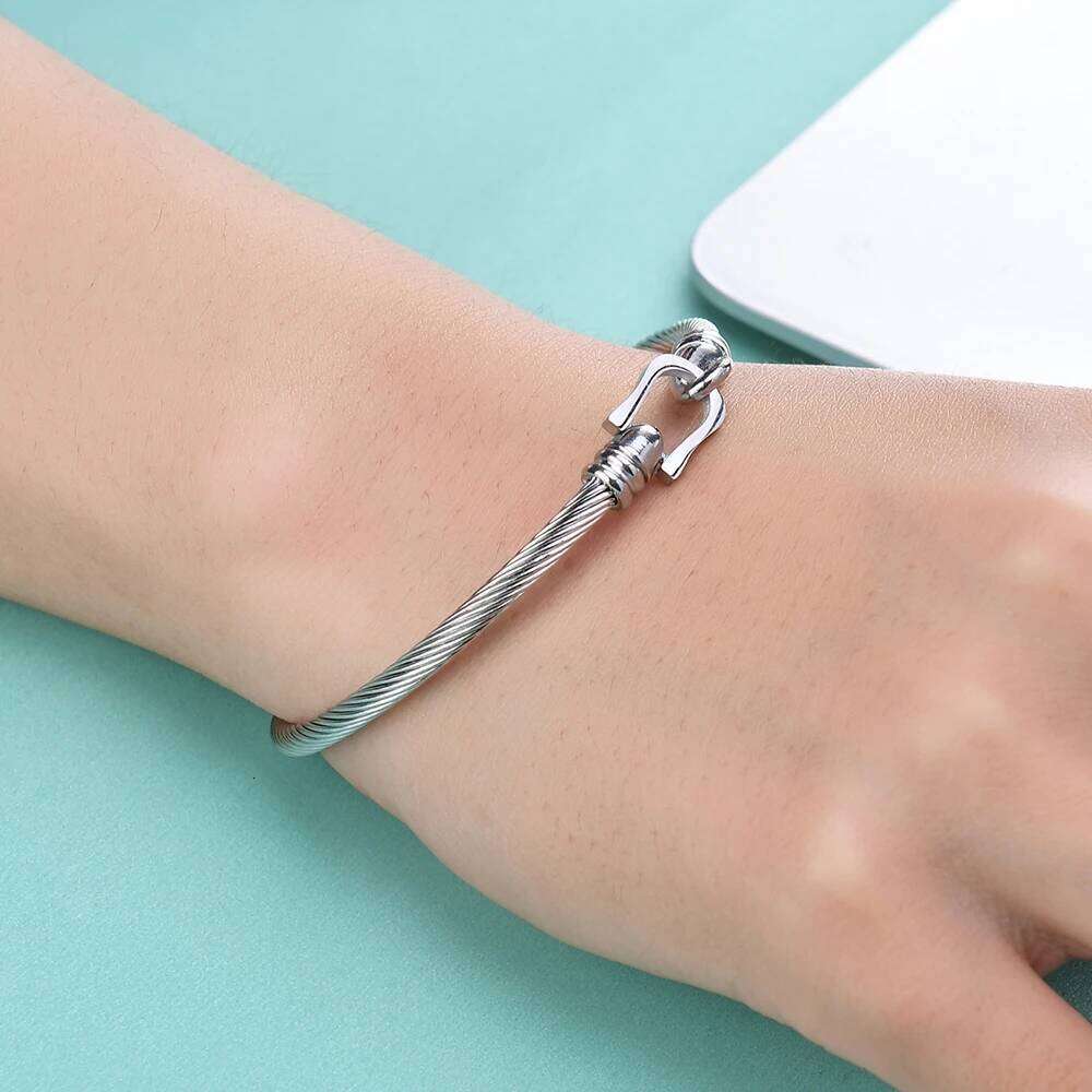 VQYSKO Stainless Open Ladies Horseshoe Buckle U-shaped Head Jewelry Couple Titanium Steel Bracelet Z260123