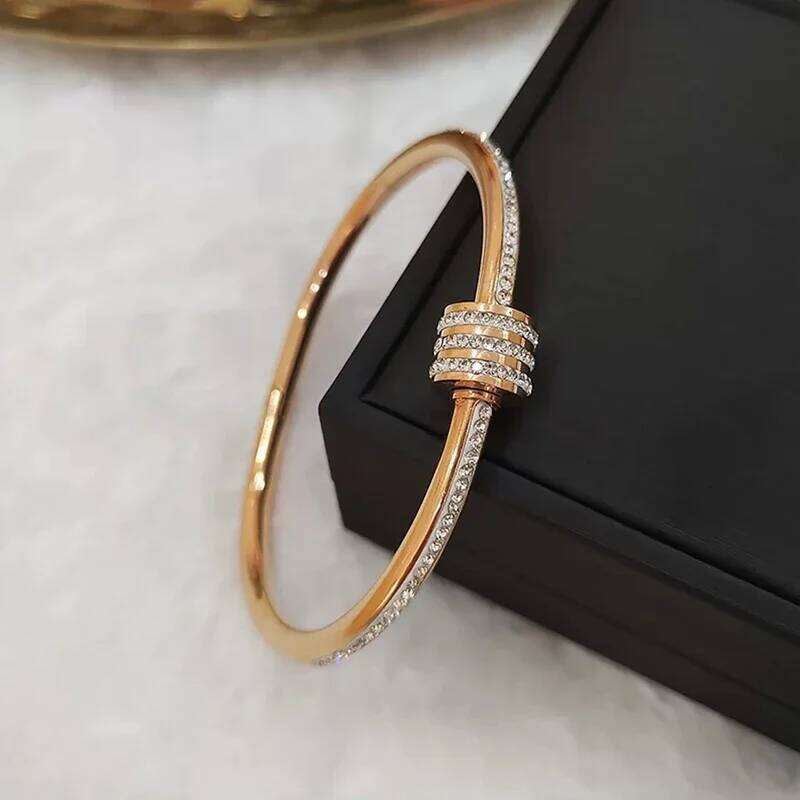 New Fashion Titanium Steel Sparking Zircon Banglle for Women Non-fade Light Luxury Niche Bracelet Wrist Jewelry Gift Z260123