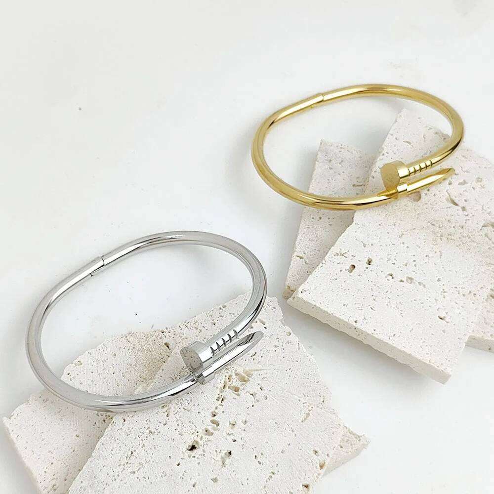 Simple heart-shaped nail metal bracelet for women, personalized and fashionable matching, wife gift Z260123