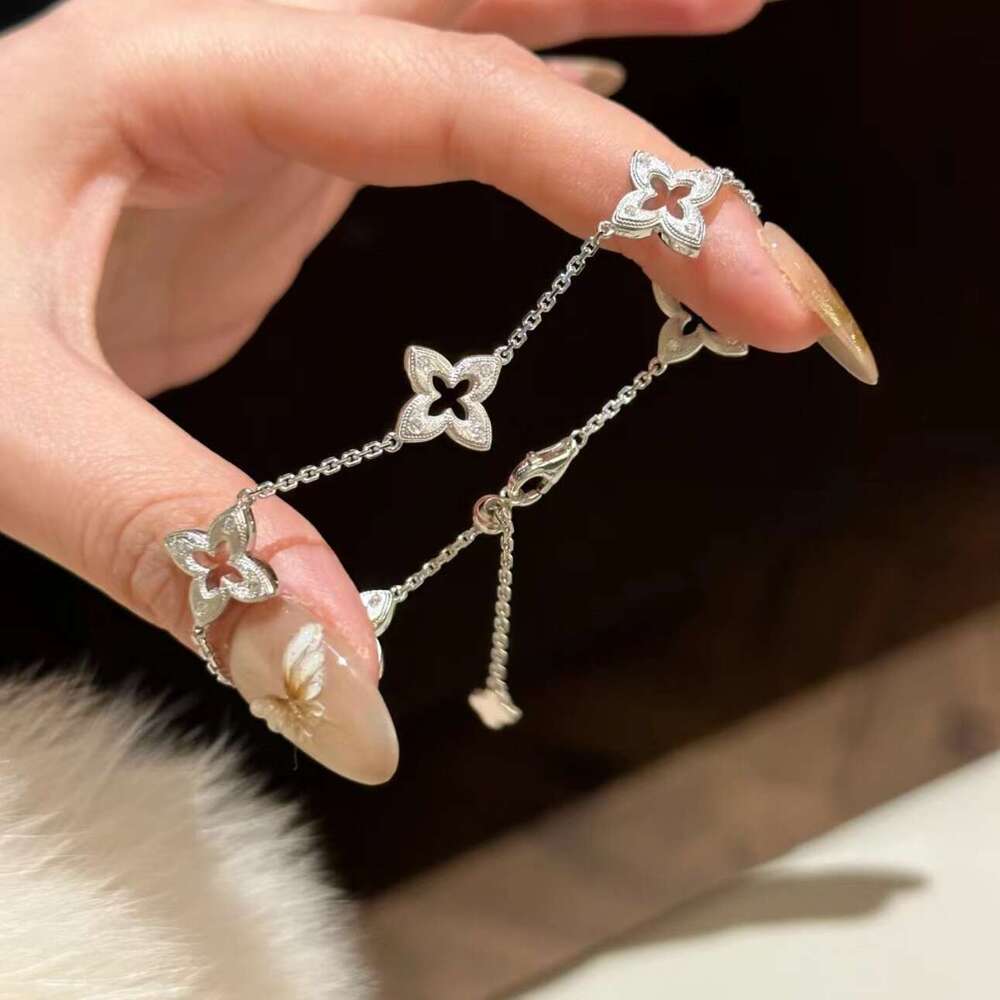 Clover Fashion Fashion Hollow Bracelet For Women Brushed Pointed Rhinestones Vintage French Style 18K Plated Four-leaf Flower Jewelry With Tassels
