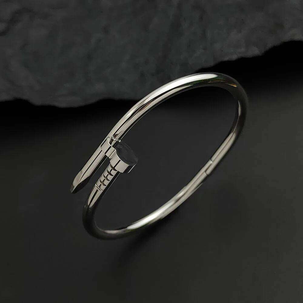Personalized peach heart grass nail stainless steel gold-plated women's bangle, elegant light luxury jewelry Z260123