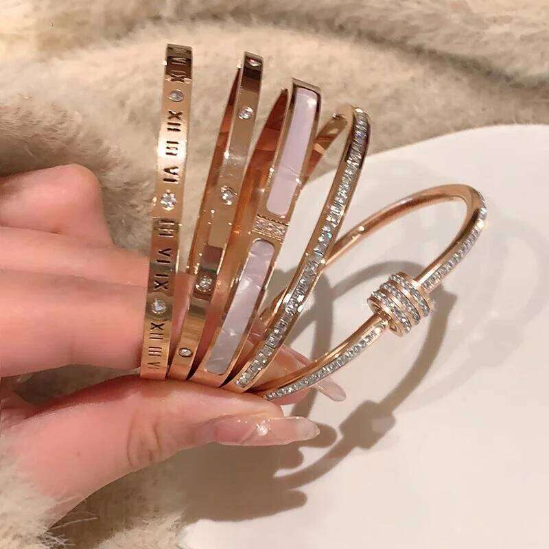 New Fashion Titanium Steel Sparking Zircon Banglle for Women Non-fade Light Luxury Niche Bracelet Wrist Jewelry Gift Z260123