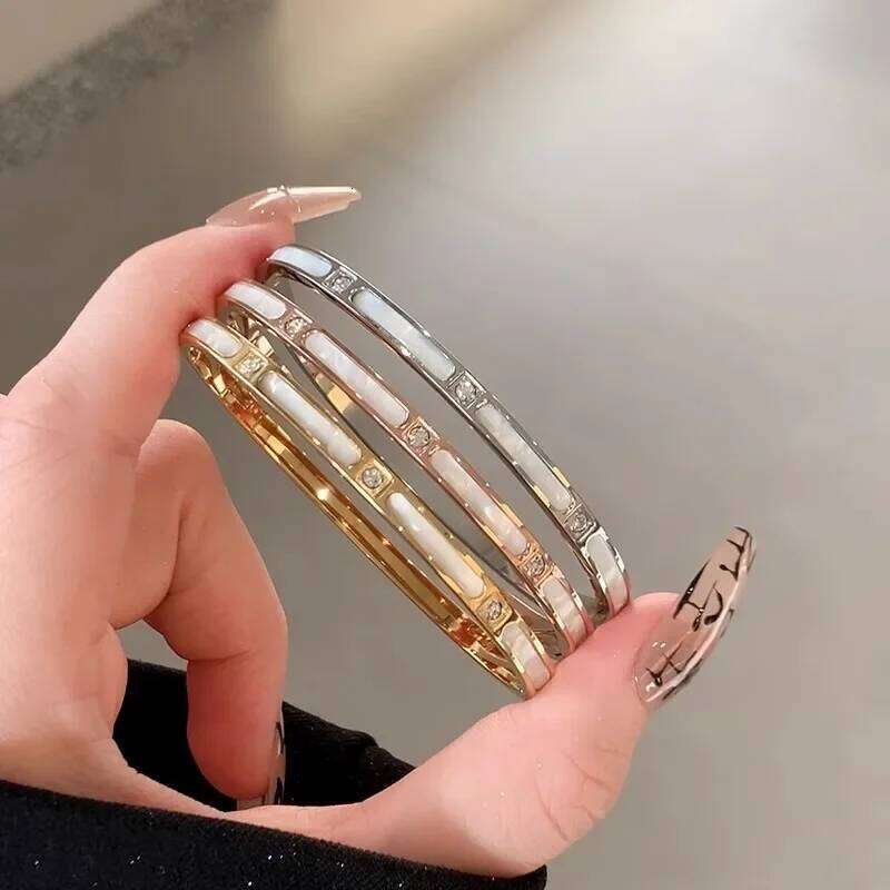 Women's luxury stainless steel bracelets, fashionable jewelry accessories Z260123