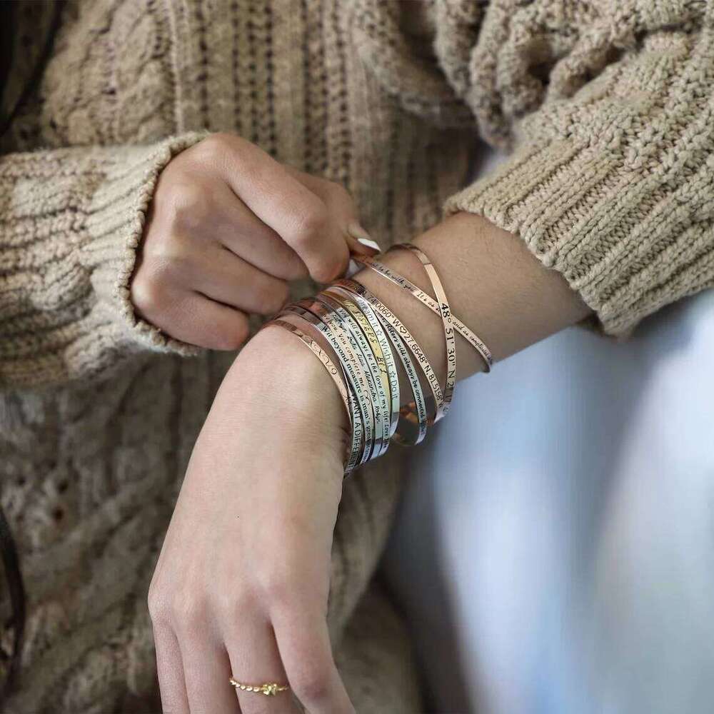 Custom Name Engraved Bracelet Women Best Holiday Gifts Jewelry Personalized Cuff Bracelets Mom Christmas Gift for Her Z260123