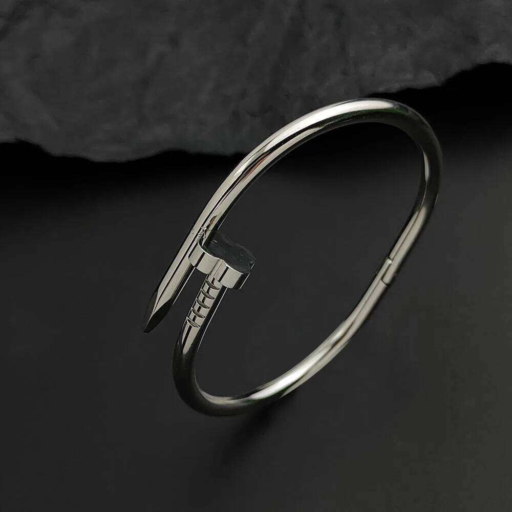 Personalized peach heart grass nail stainless steel gold-plated women's bangle, elegant light luxury jewelry Z260123