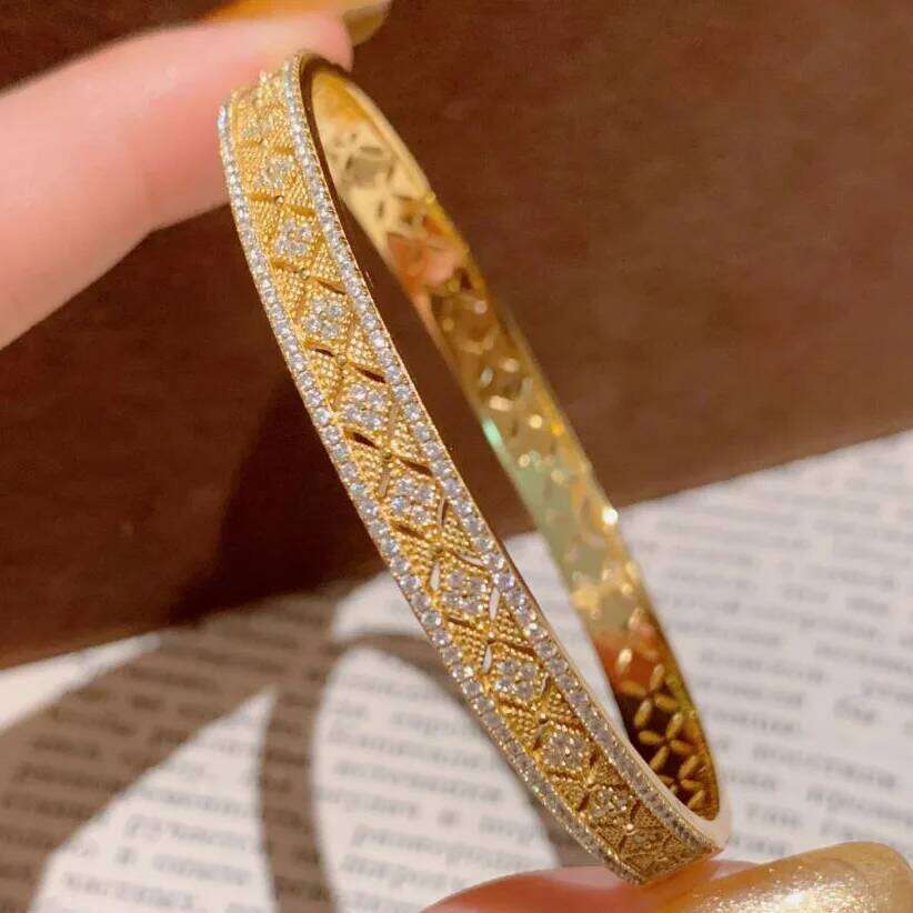 Charm dignified bracelet for women diamond inlay hollow out antique gold craftsmanship light luxury exquisite bangles jewelry Z260123