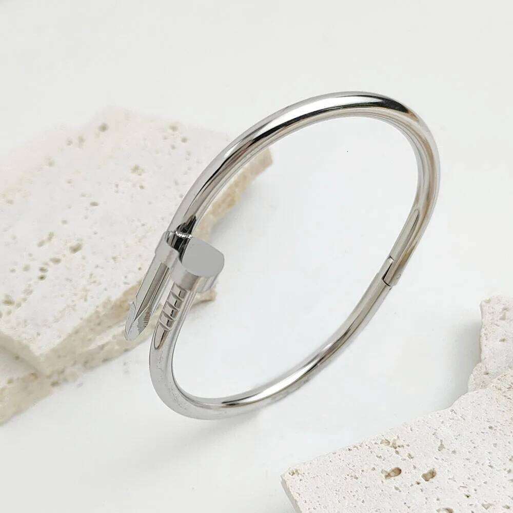 Simple heart-shaped nail metal bracelet for women, personalized and fashionable matching, wife gift Z260123