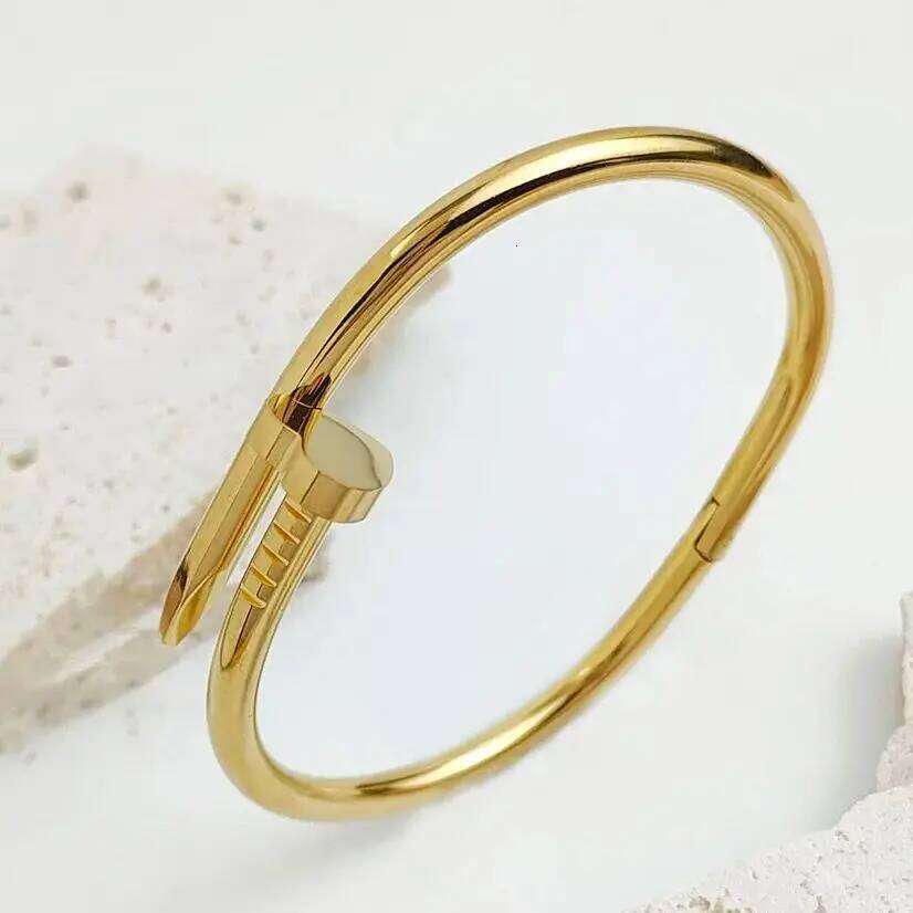 Simple heart-shaped nail metal bracelet for women, personalized and fashionable matching, wife gift Z260123