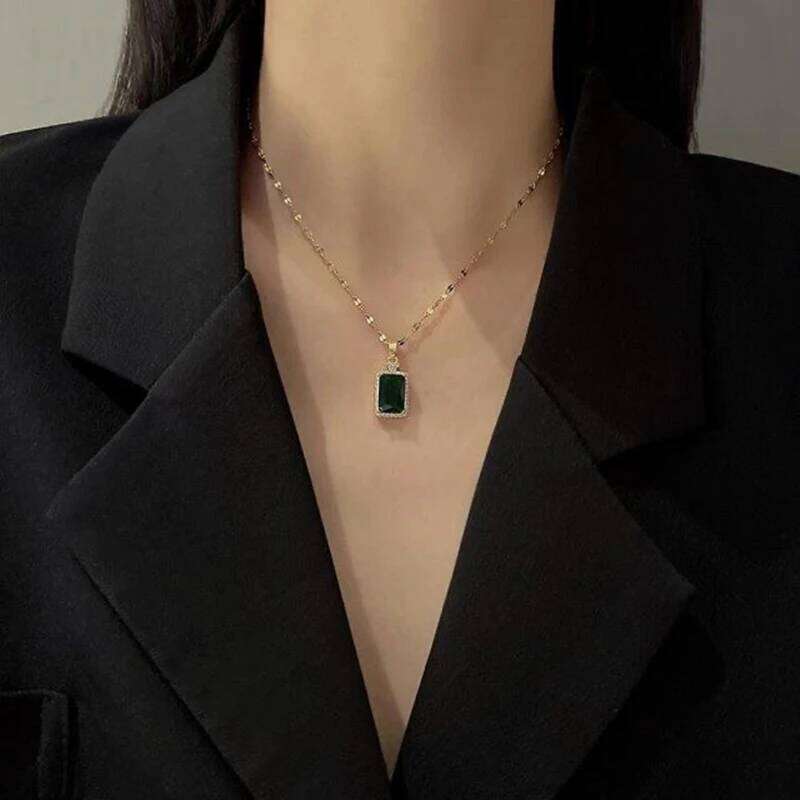 New In Vintage Luxury Green Perfume Bottle Necklaces For Women Classics Female Daily Wear Stainless Steel Neck Chain Jewelry Z260123