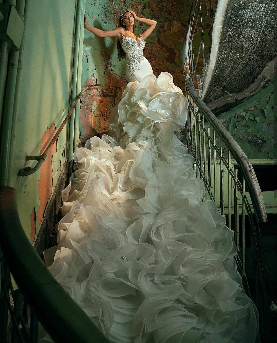 Gorgeous Mermaid Wedding Dresses Crystal Strapless Sleeveless Bride Dress Sexy Ruffles Ruched Sweep Train Bridal Dress Customized