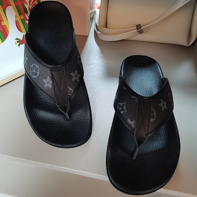 new Free delivery Slippers Beach slippers for summer comfortable and fashionable thick soled non slip worn for vacation