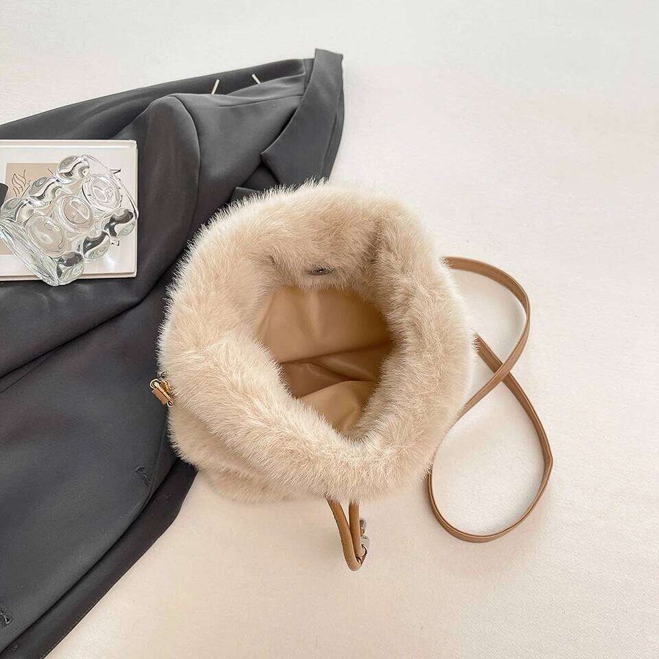 Faux Fur Crossbody for Women Large Capacity Winter Plush Shoulder Cell Phone Purse Fashion Soft Travel Bag Ladies Z260124