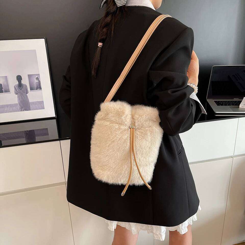 Faux Fur Crossbody for Women Large Capacity Winter Plush Shoulder Cell Phone Purse Fashion Soft Travel Bag Ladies Z260124