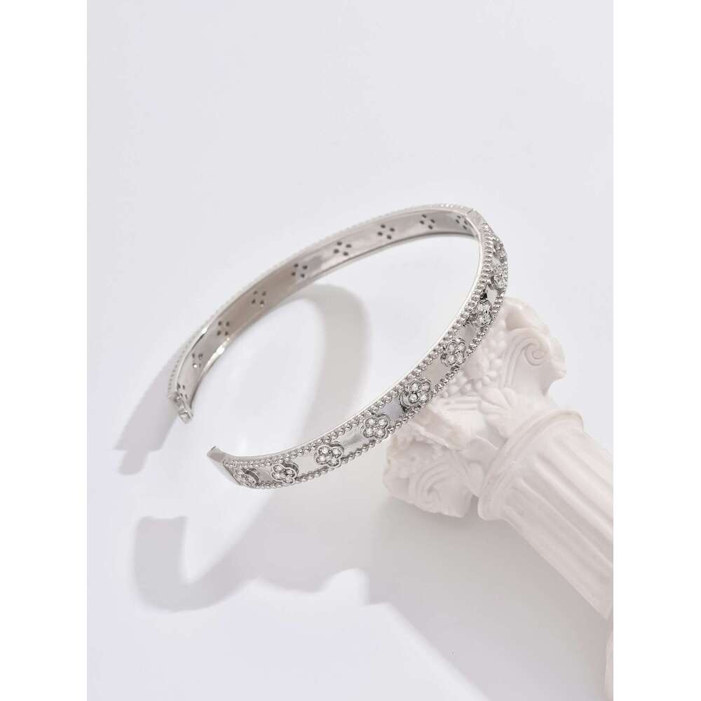 Bracelet Luxury Gold Plated Floral Design with Cubic Zirconia Accents for Travel Banquet and Special Occasion Jewellery Gift High Quality Texture