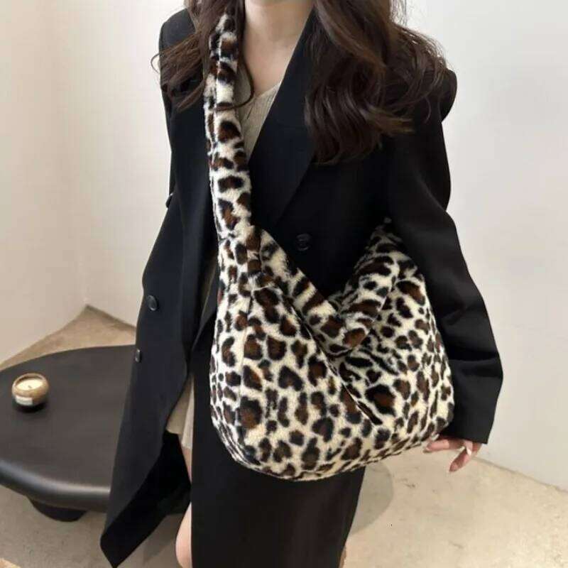 Women's Plush Leopard Love Heart Pattern Underarm Shoulder Bag Autumn Winter Ladies Large Capacity Shopper Tote Handbags Z260124