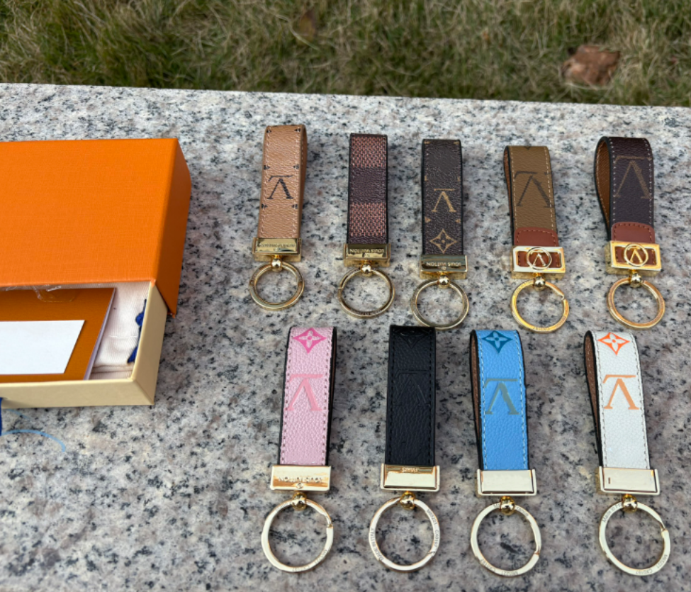 Fashion key luxury Single pop letters leather high-end designer cartoon keychain Men's and women's keychain fashion jewelry