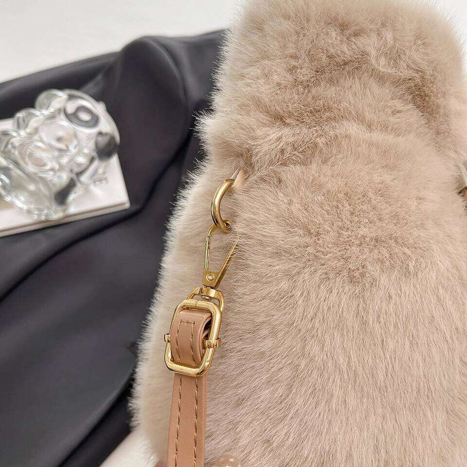 Faux Fur Crossbody for Women Large Capacity Winter Plush Shoulder Cell Phone Purse Fashion Soft Travel Bag Ladies Z260124