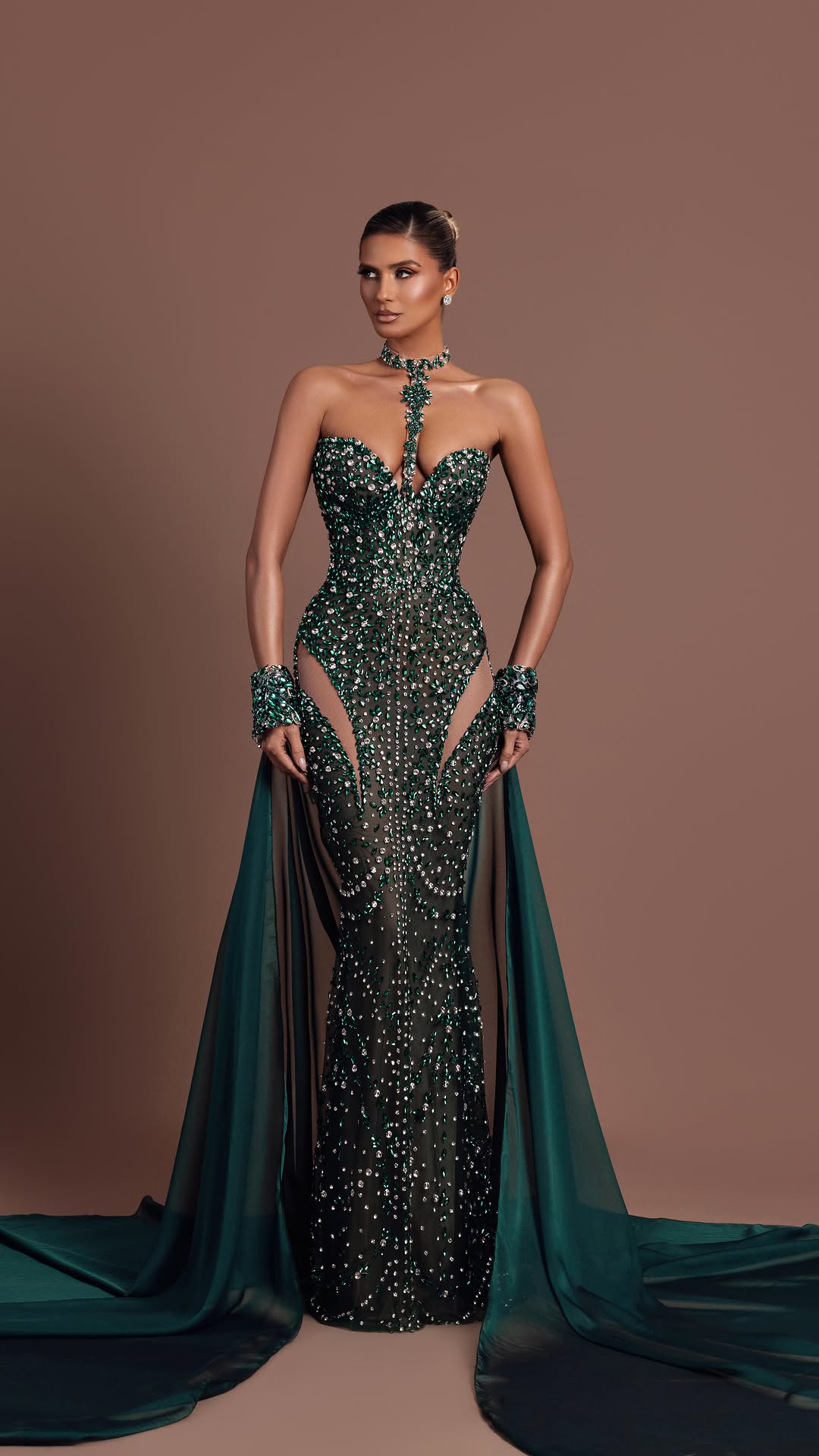 Unique Evening Dresses Crystal Rhinestone Prom Dress Halter Sleeveless Backless Illusion Customized Party Gown Vestidos De Noche Plus Size