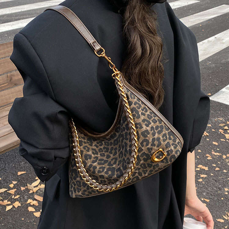 Simple Fashion Leopard Print Underarm 20255 Autumn Winter New Chain Shoulder Versatile Casual Crossbody Bag