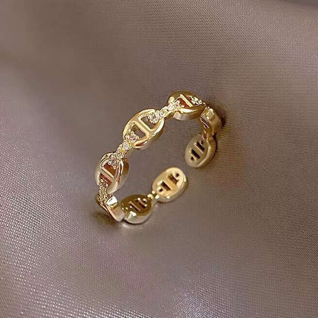 Luxury-inspired niche design multi-tiered rings Stackable high-end sparkling diamond-set fashion jewelry Elegant index finger ring styles