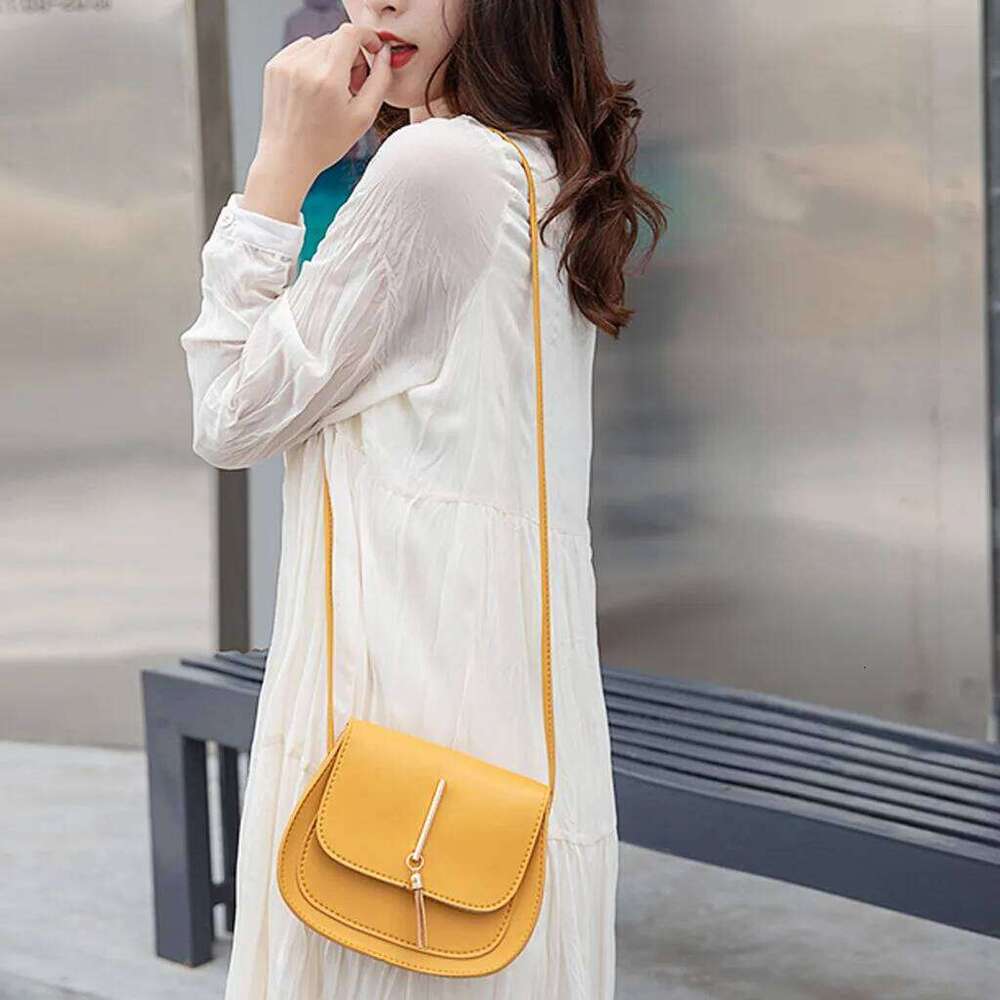 Fashion Ladies Simple Style Solid Color Tassel Leather Shoulder Messenger Trendy Saddle Bag Suitable For Daily Shopping Z260124