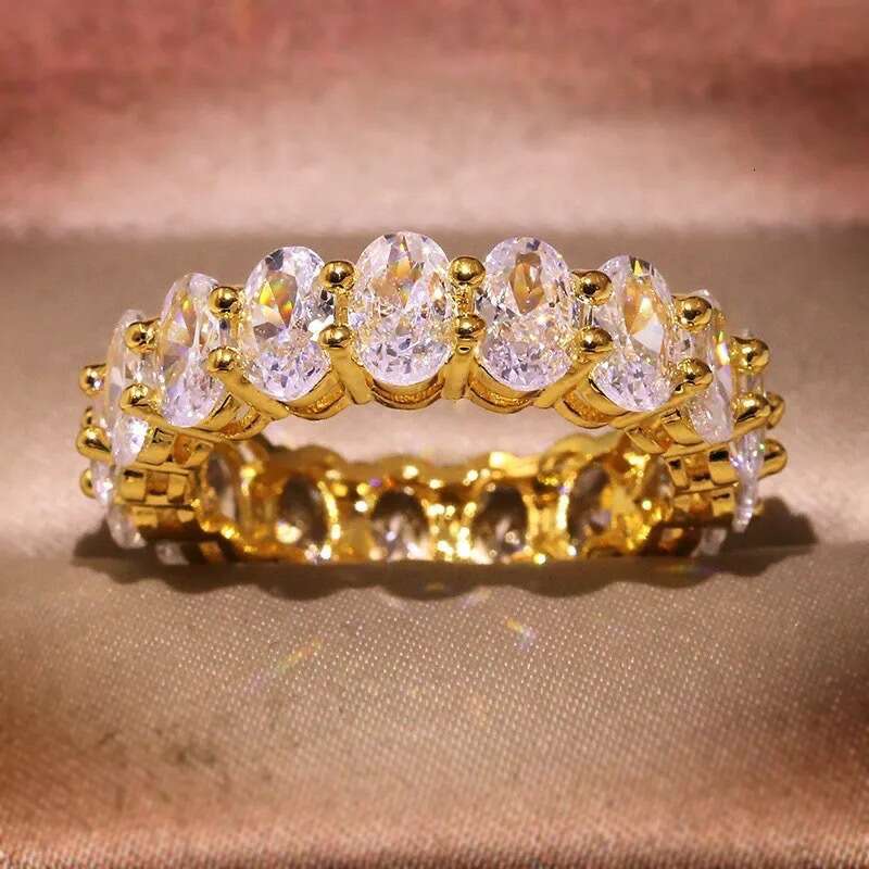 Lady's full diamond ring Wedding banquet jewelry Creating a dazzling effect