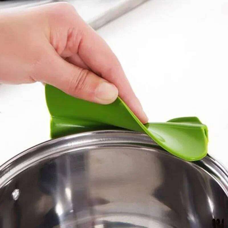 1PC Anti-Spill Silicone Pouring Funnel Slip-On Soup Spout Kitchen Gadget for Pots Pans Bowls And Jars